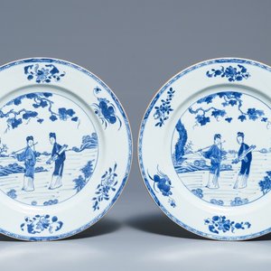 A pair of Chinese blue and white dishes with ladies in a garden, Yongzheng/Qianlong — 照片 1