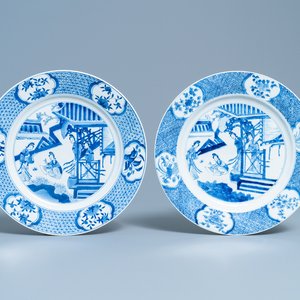 A pair of Chinese blue and white dishes with ladies on a terrace, Chenghua mark, Kangxi — 照片 1
