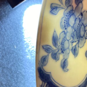 A pair of Chinese blue and white dishes with ladies on a terrace, Chenghua mark, Kangxi — 照片 13