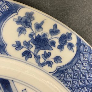 A pair of Chinese blue and white dishes with ladies on a terrace, Chenghua mark, Kangxi — 照片 14