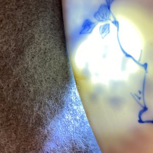 A pair of Chinese blue and white dishes with ladies on a terrace, Chenghua mark, Kangxi — 照片 17