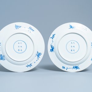 A pair of Chinese blue and white dishes with ladies on a terrace, Chenghua mark, Kangxi — 照片 2