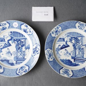 A pair of Chinese blue and white dishes with ladies on a terrace, Chenghua mark, Kangxi — 照片 3