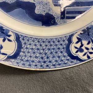 A pair of Chinese blue and white dishes with ladies on a terrace, Chenghua mark, Kangxi — 照片 5