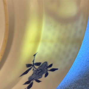 A pair of Chinese blue and white dishes with ladies on a terrace, Chenghua mark, Kangxi — 照片 8