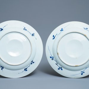 A pair of Chinese blue and white dishes with raised central medallions, Kangxi — 照片 2