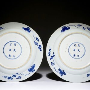 A pair of Chinese blue and white dishes with warriors on horseback, Kangxi — 照片 2