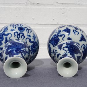 A pair of Chinese blue and white double gourd 'dragon' vases, Qianlong mark, 19th C. — 照片 13