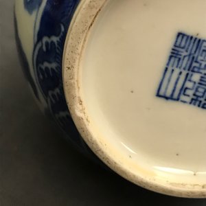 A pair of Chinese blue and white double gourd 'dragon' vases, Qianlong mark, 19th C. — 照片 14