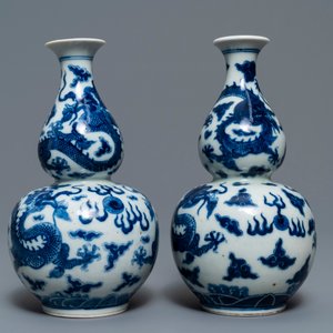 A pair of Chinese blue and white double gourd 'dragon' vases, Qianlong mark, 19th C. — 照片 3