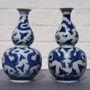A pair of Chinese blue and white double gourd 'dragon' vases, Qianlong mark, 19th C. — 照片 10