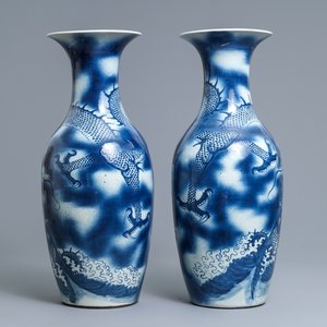 A pair of Chinese blue and white 'dragon and carp' vases, 19th C. — 照片 2