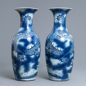 A pair of Chinese blue and white 'dragon and carp' vases, 19th C. — 照片 4