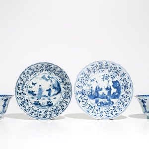 A pair of Chinese blue and white dragon bowls and a pair of Long Eliza plates, Kangxi — photo 1