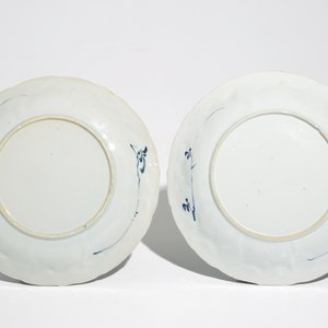A pair of Chinese blue and white dragon bowls and a pair of Long Eliza plates, Kangxi — photo 3