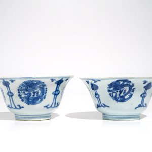 A pair of Chinese blue and white dragon bowls and a pair of Long Eliza plates, Kangxi — photo 4