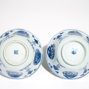A pair of Chinese blue and white dragon bowls and a pair of Long Eliza plates, Kangxi — photo 9
