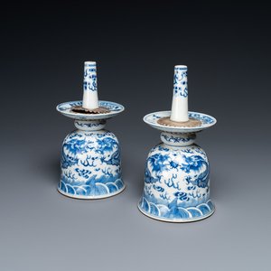 A pair of Chinese blue and white 'dragon' candlesticks, 19th C. — photo 1