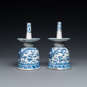 A pair of Chinese blue and white 'dragon' candlesticks, 19th C. — photo 3