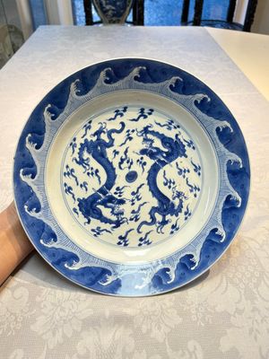 A pair of Chinese blue and white 'Dragon' dishes, Chenghua mark, Kangxi — photo 1