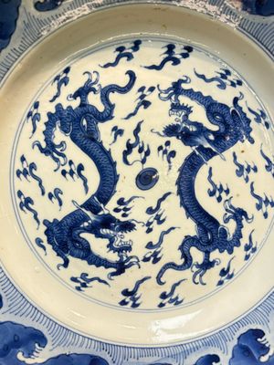 A pair of Chinese blue and white 'Dragon' dishes, Chenghua mark, Kangxi — photo 2