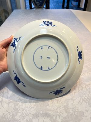 A pair of Chinese blue and white 'Dragon' dishes, Chenghua mark, Kangxi — photo 3