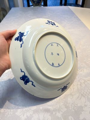 A pair of Chinese blue and white 'Dragon' dishes, Chenghua mark, Kangxi — photo 4