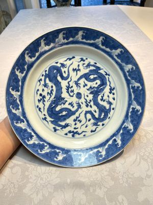 A pair of Chinese blue and white 'Dragon' dishes, Chenghua mark, Kangxi — photo 5