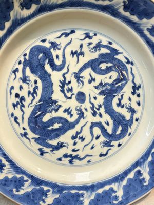 A pair of Chinese blue and white 'Dragon' dishes, Chenghua mark, Kangxi — photo 6