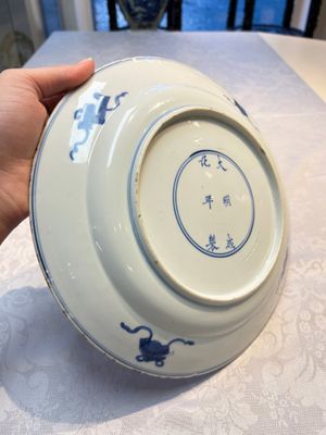 A pair of Chinese blue and white 'Dragon' dishes, Chenghua mark, Kangxi — photo 9
