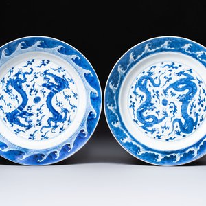 A pair of Chinese blue and white 'Dragon' dishes, Chenghua mark, Kangxi — photo 1