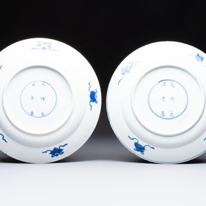 A pair of Chinese blue and white 'Dragon' dishes, Chenghua mark, Kangxi — photo 2