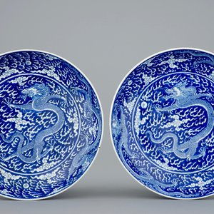 A pair of Chinese blue and white dragon dishes, Kangxi mark and of the period — photo 1