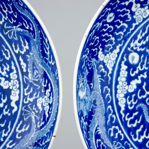 A pair of Chinese blue and white dragon dishes, Kangxi mark and of the period — photo 2