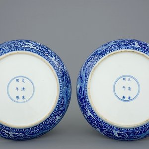 A pair of Chinese blue and white dragon dishes, Kangxi mark and of the period — photo 7