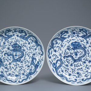 A pair of Chinese blue and white 'dragon' dishes, Kangxi mark, Guangxu — 照片 1