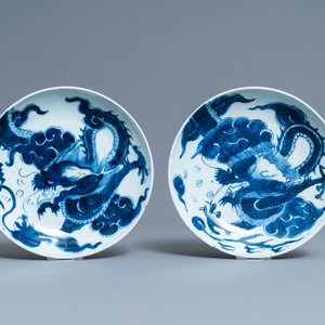 A pair of Chinese blue and white 'dragon' plates and a monochrome copper-red vase, Kangxi and later — photo 8