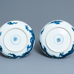 A pair of Chinese blue and white 'dragon' plates and a monochrome copper-red vase, Kangxi and later — photo 9
