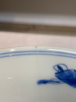 A pair of Chinese blue and white 'dragon' plates and a plate with narrative design, Yuzhen mark, Kangxi/Yongzheng — foto 11
