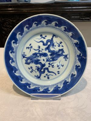 A pair of Chinese blue and white 'dragon' plates and a plate with narrative design, Yuzhen mark, Kangxi/Yongzheng — foto 12