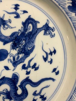 A pair of Chinese blue and white 'dragon' plates and a plate with narrative design, Yuzhen mark, Kangxi/Yongzheng — foto 13
