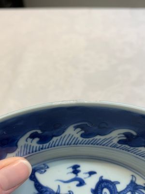 A pair of Chinese blue and white 'dragon' plates and a plate with narrative design, Yuzhen mark, Kangxi/Yongzheng — foto 14