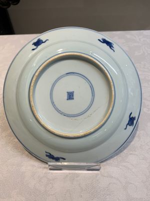 A pair of Chinese blue and white 'dragon' plates and a plate with narrative design, Yuzhen mark, Kangxi/Yongzheng — foto 15