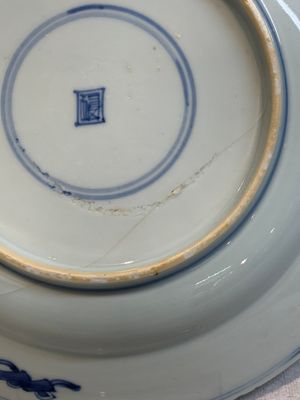 A pair of Chinese blue and white 'dragon' plates and a plate with narrative design, Yuzhen mark, Kangxi/Yongzheng — foto 16