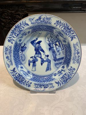 A pair of Chinese blue and white 'dragon' plates and a plate with narrative design, Yuzhen mark, Kangxi/Yongzheng — foto 2