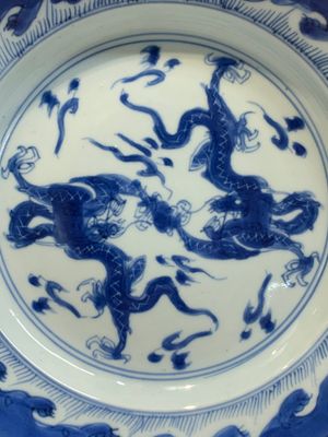 A pair of Chinese blue and white 'dragon' plates and a plate with narrative design, Yuzhen mark, Kangxi/Yongzheng — foto 9
