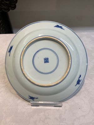 A pair of Chinese blue and white 'dragon' plates and a plate with narrative design, Yuzhen mark, Kangxi/Yongzheng — foto 10