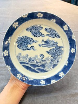 A pair of Chinese blue and white 'dragon' plates, Kangxi mark and of the period — 照片 1