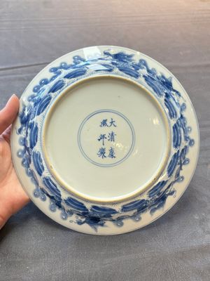 A pair of Chinese blue and white 'dragon' plates, Kangxi mark and of the period — 照片 2