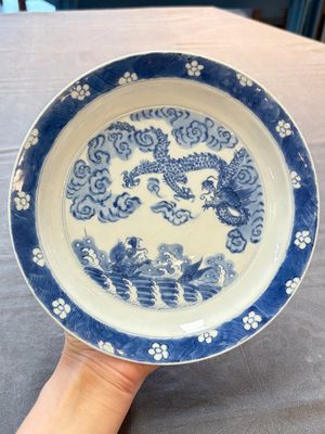 A pair of Chinese blue and white 'dragon' plates, Kangxi mark and of the period — 照片 4